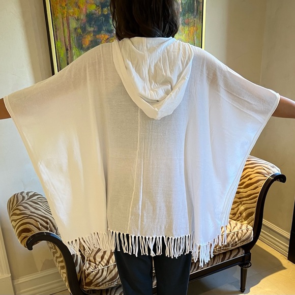 MINNIE ROSE Fringed, hooded shawl. White. - Picture 2 of 5